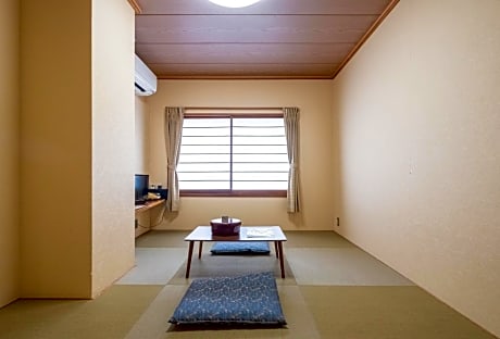 Japanese-Style Single Room with Shared Bathroom - Non-Smoking 