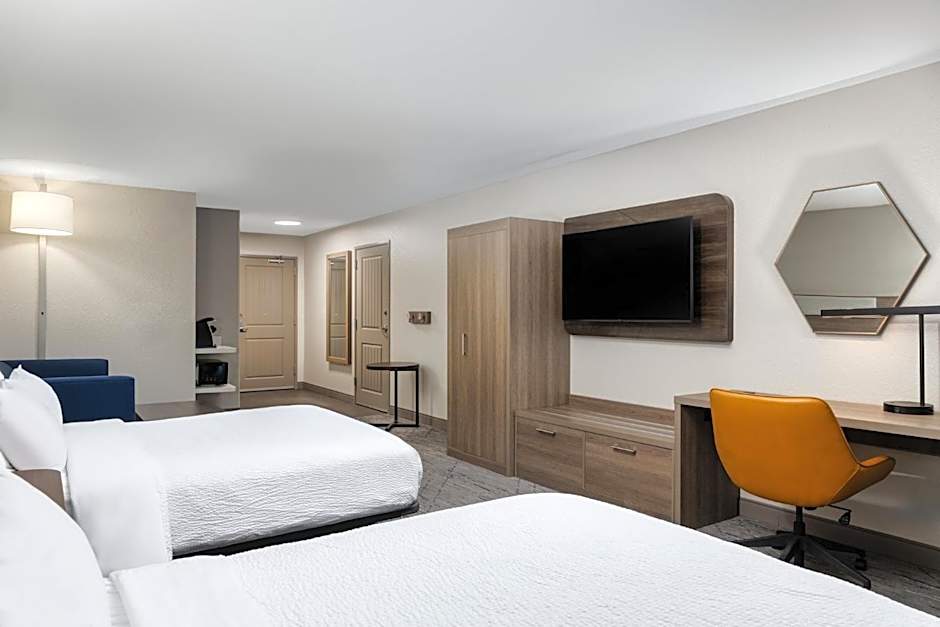 Holiday Inn Express & Suites - Green Bay East By IHG