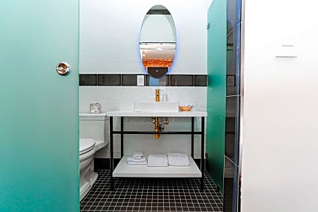 Deluxe Queen Suite