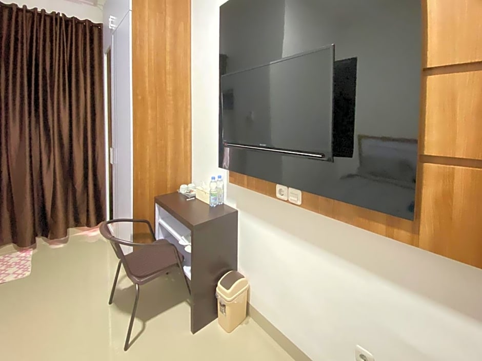 MJ Guest House Pusat Kota Malili Mitra RedDoorz