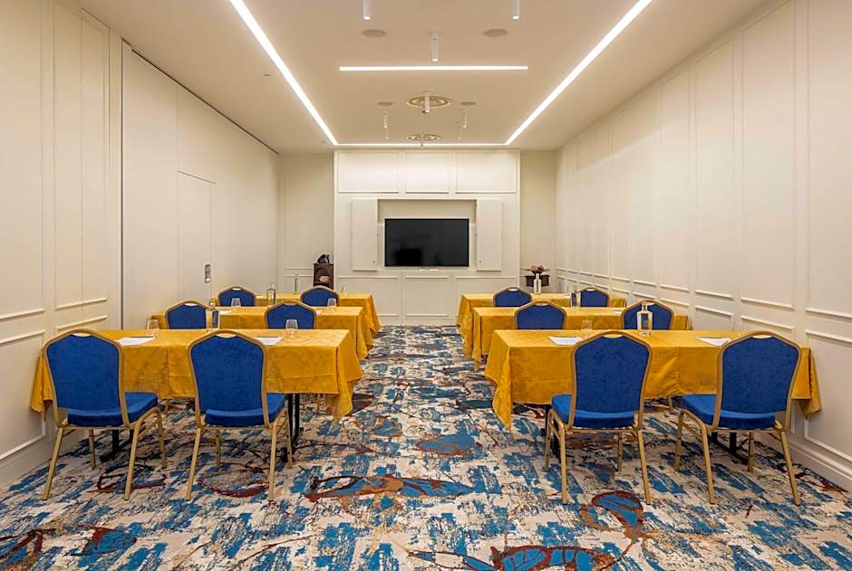 The Emerald House Lisbon, Curio Collection by Hilton