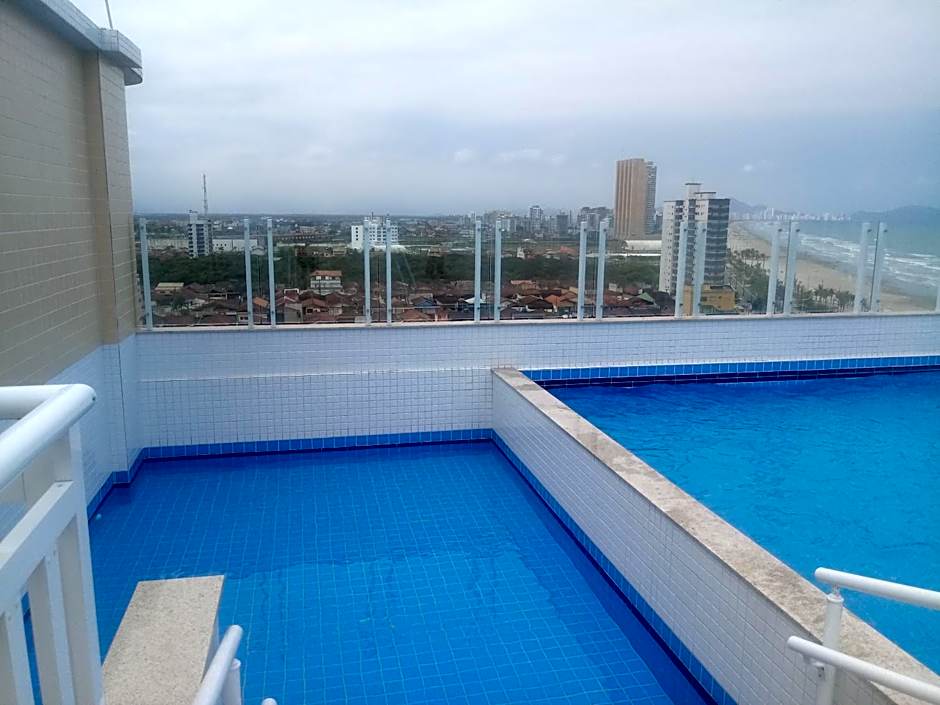 Prédio com piscina na cobertura frente ao mar, apartamento para até 6 pessoas e 3 crianças até 8 anos, churrasqueira na sacada, Wi-Fi grátis, NÃO oferecemos roupas de cama e banho, 1 vaga de garagem, na Praia Grande-Vila Mirim