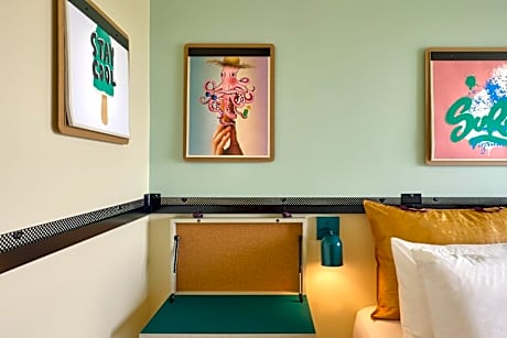 Moxy King Room with Oceanfront and Balcony - Mobility Accessible with Transfer Shower