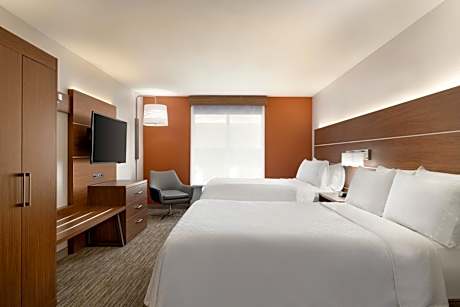 Standard Queen Room with Two Queen Beds and Mobility Accessible Tub