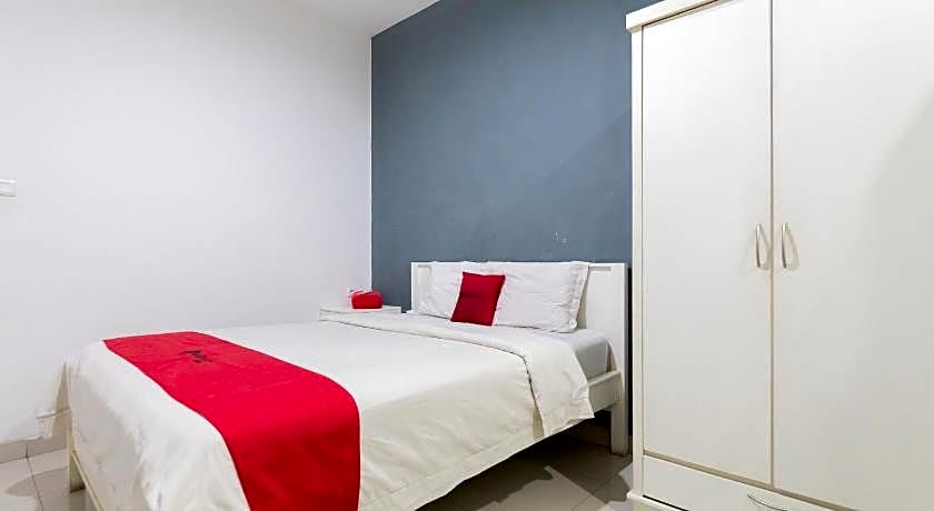 RedDoorz Plus near Living Plaza Jababeka