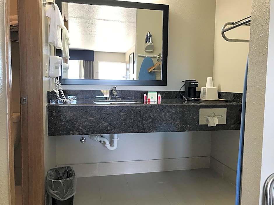 Days Inn by Wyndham Grove