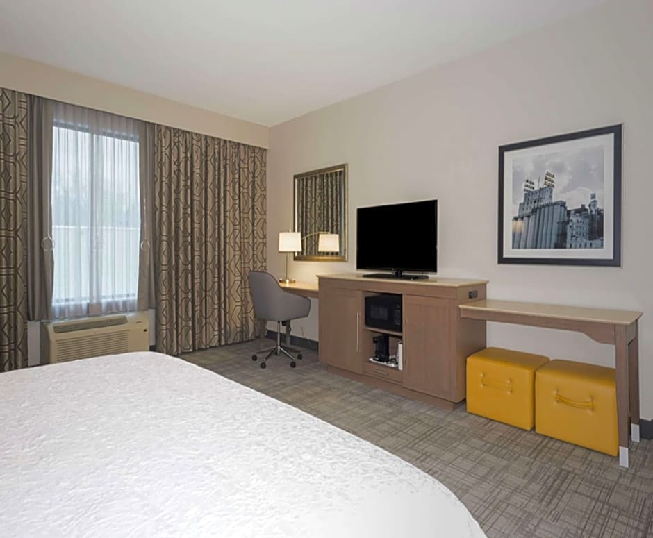Hampton Inn By Hilton and Suites Minneapolis University Area, MN