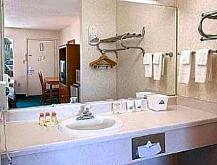 Days Inn by Wyndham Spartanburg Waccamaw