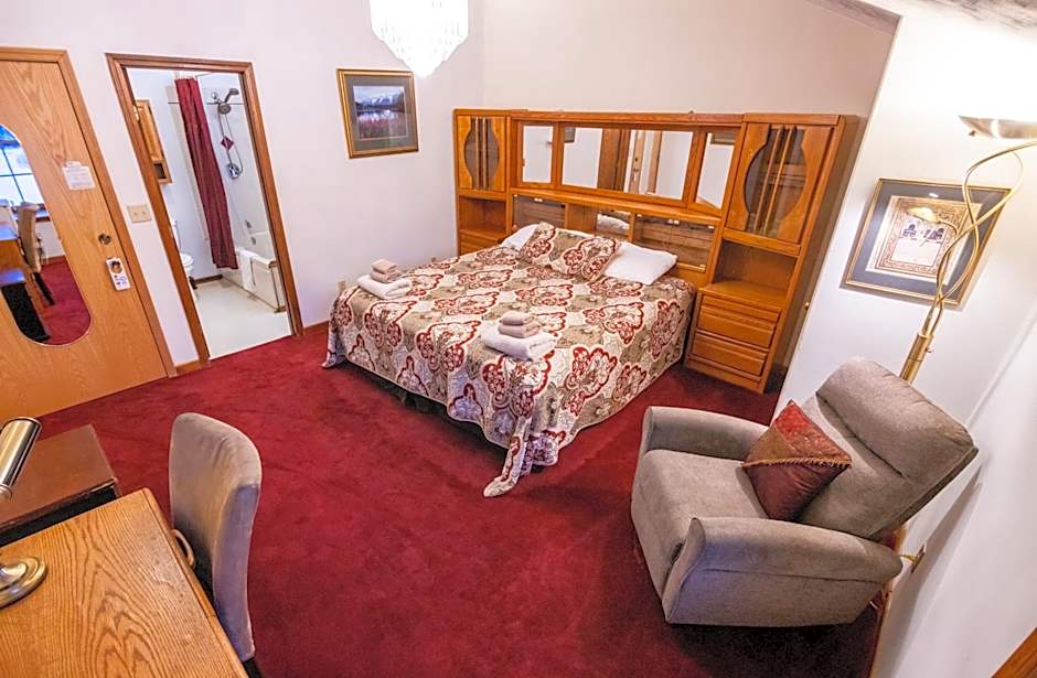 Photo 1 of 10 of 1 Queen Bed, Jetted Tub