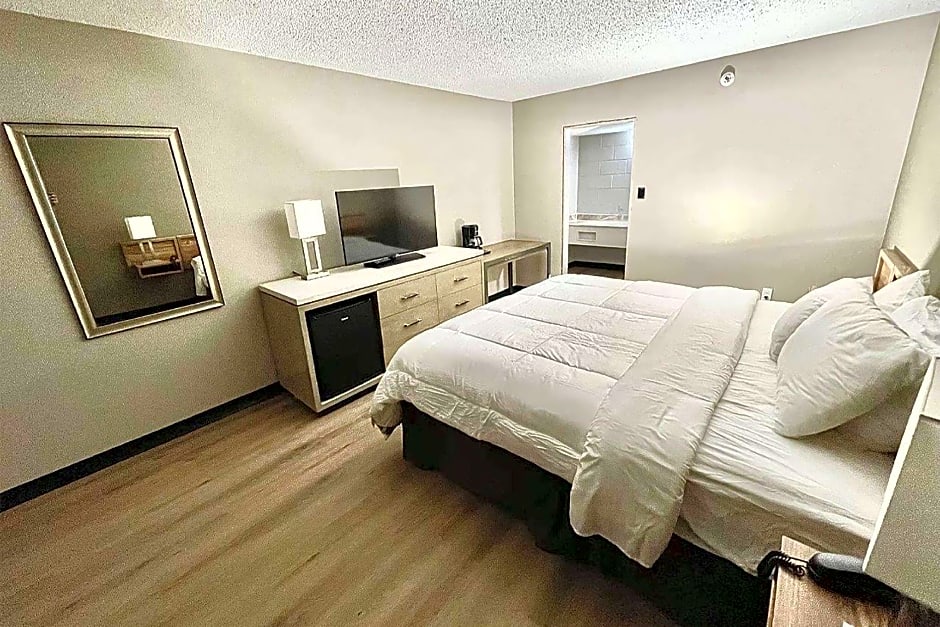 Foto 1 di 1 di 1 Queen Bed, Mobility Accessible Room, Roll-In Shower, Non-Smoking