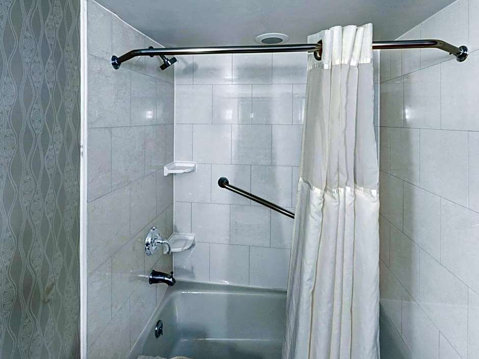 DoubleTree By Hilton Wichita Airport