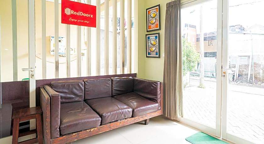 RedDoorz Syariah near Suncity Mall Sidoarjo