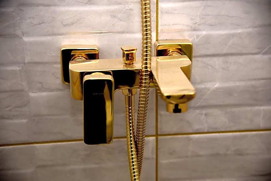 La Luna Premium Deluxe Apartment with Pool & Jacuzzi, Bikes and Covered Parking