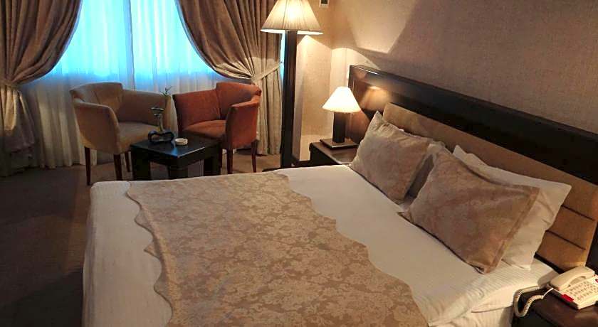 Le Grande Plaza Hotel