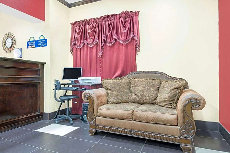 Days Inn & Suites by Wyndham Hutchinson