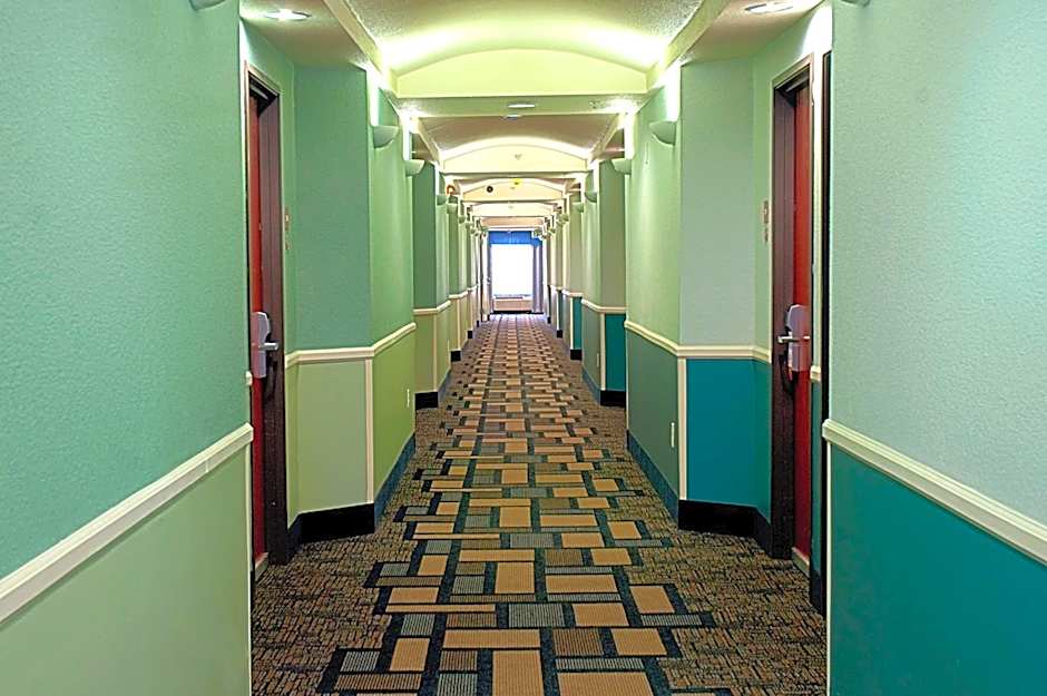 Super 8 by Wyndham Irving/DFW Apt/North