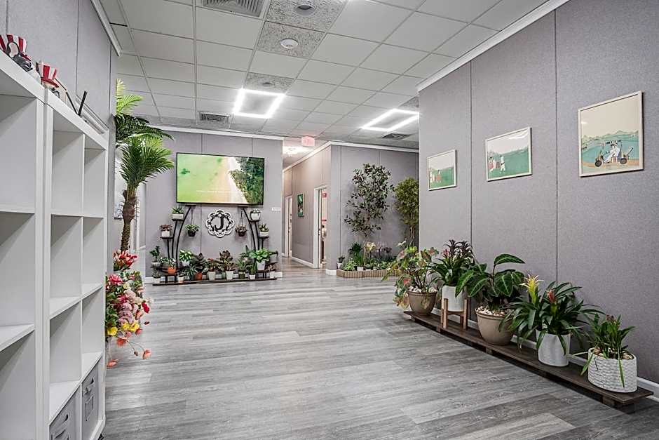 Cottonwood Suites Savannah Hotel & Conference Center