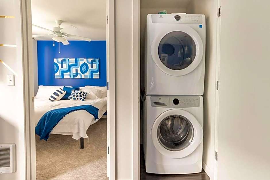 Paid Garage Parking- King Bed-balcony Wd 55" Tv