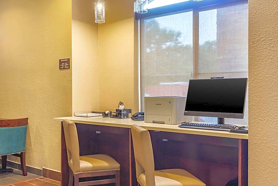 Comfort Inn DeKalb - Adjacent the University