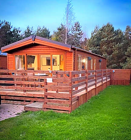 Hazel Oaks, Beautiful Lodge with Hot Tub - Sleeps 6 - Felmoor Park