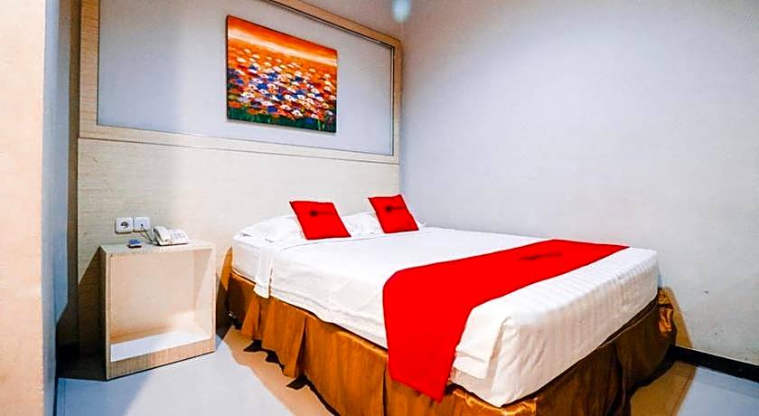 RedDoorz Plus near Sultan Hasanuddin Airport