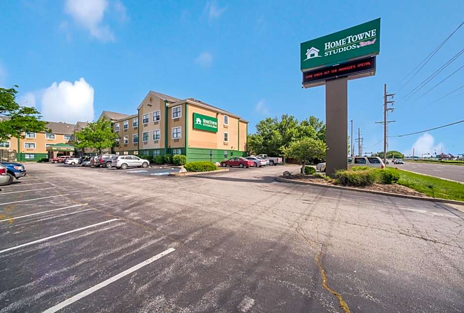 HomeTowne Studios by Red Roof St. Louis - Airport/ N Lindbergh