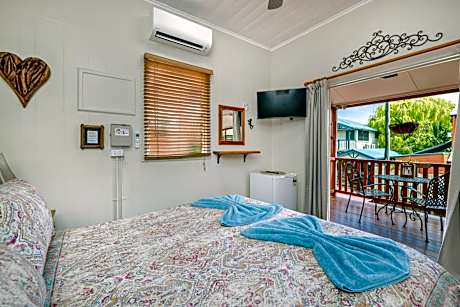 Deluxe Double Room with Balcony and Shared Bathroom