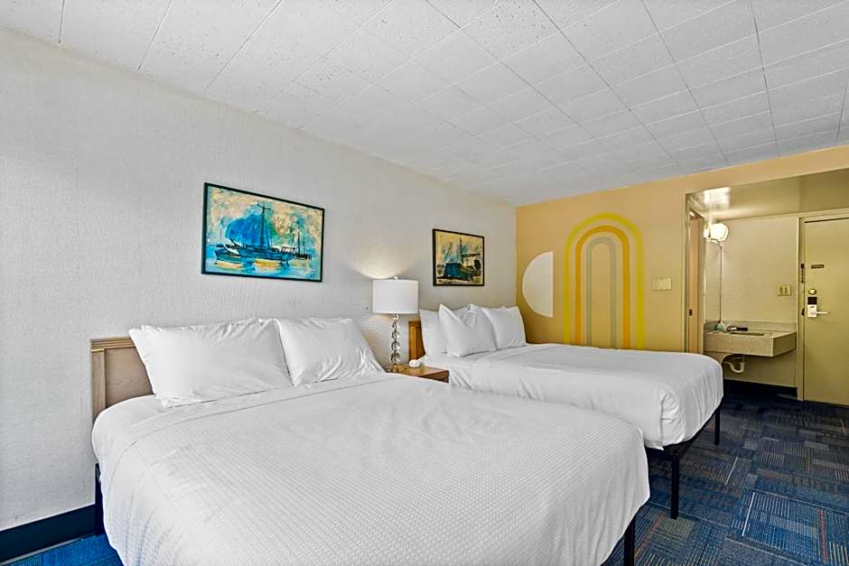 Photo 1 of 20 of 1 Queen Bed, Balcony