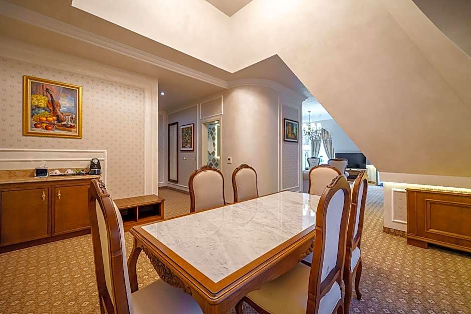 Residence City Garden - Certificate of Excellence Top 10 BEST Five-Stars City Hotels for 2024 awarded by HTIF