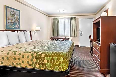 King Room with Roll-In Shower - Disability Access