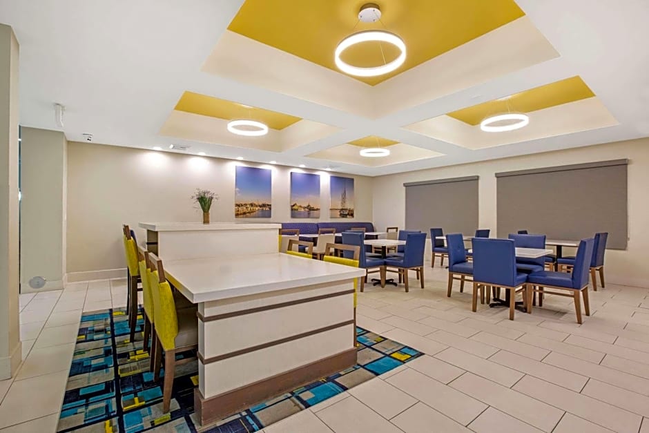 La Quinta Inn & Suites by Wyndham NE Long Beach/Cypress