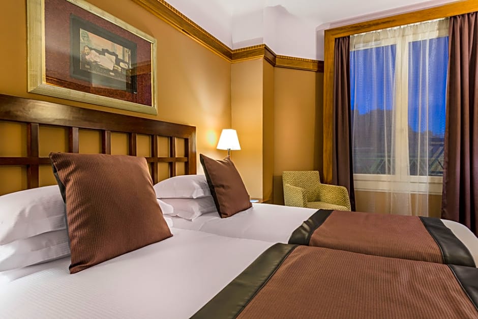 Best Western Plus Hotel Mercedes Arc de Triomphe