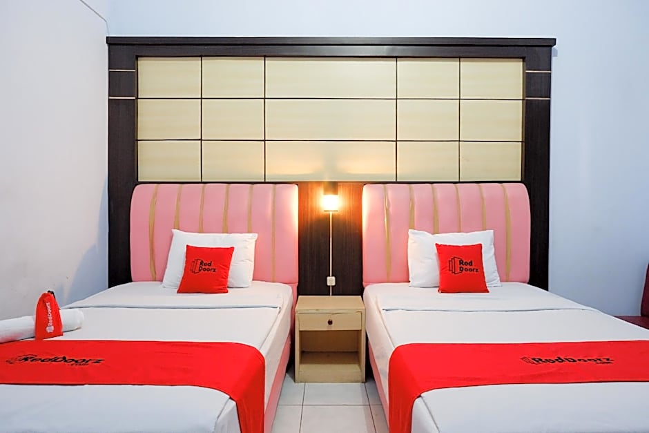 RedDoorz Plus Syariah near Stasiun Pekalongan 2