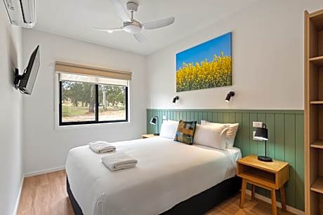 Deluxe 2 Bedroom Accessible Cabin - Sleeps 4