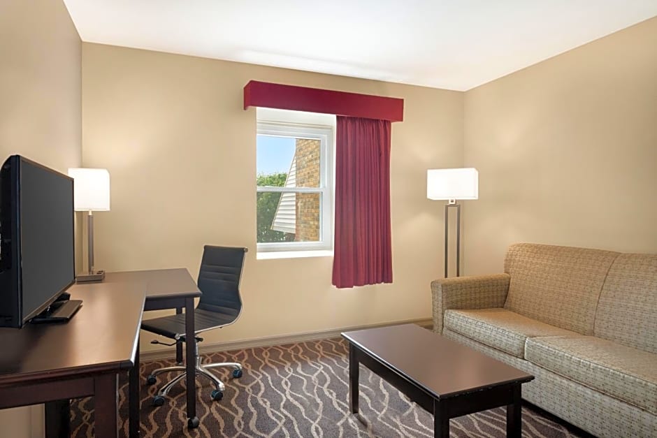 Days Inn and Suites by Wyndham Sikeston