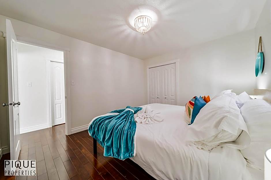 Tropical Oasis - King Beds - Free Netflix & Parking - Fast Wi-Fi