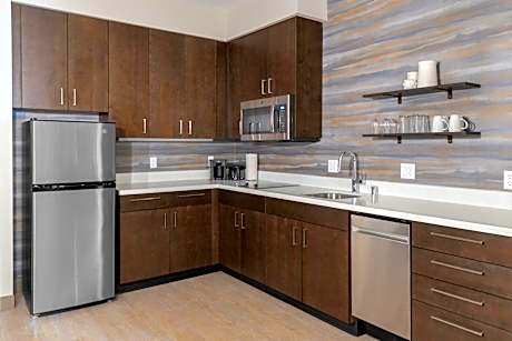 One-Bedroom Queen Suite