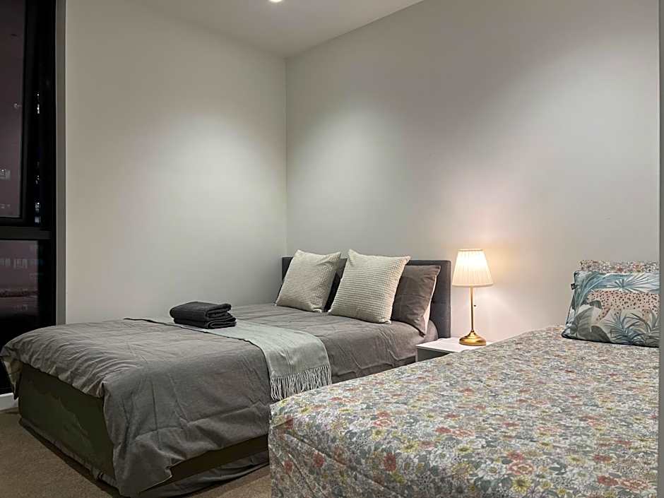 Quiet CBD 3b2b apartment + free parking