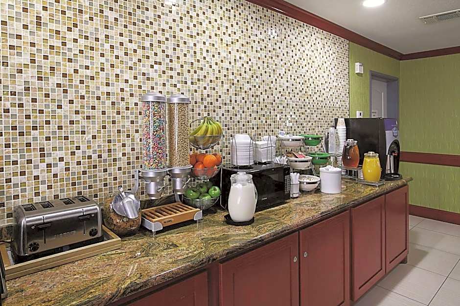 La Quinta Inn & Suites by Wyndham Dallas Hutchins