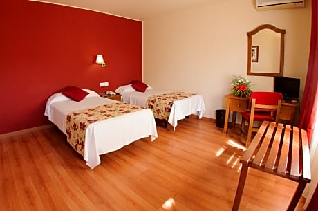 ROOM CAPACITY 2 ADULTS + 2 CHILDS