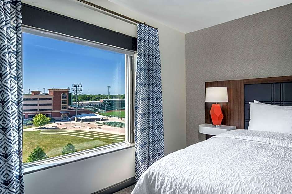 Hampton Inn By Hilton & Suites Fort Wayne Downtown
