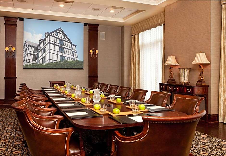 Hotel Roanoke - Conference Center Curio Collection by Hilton