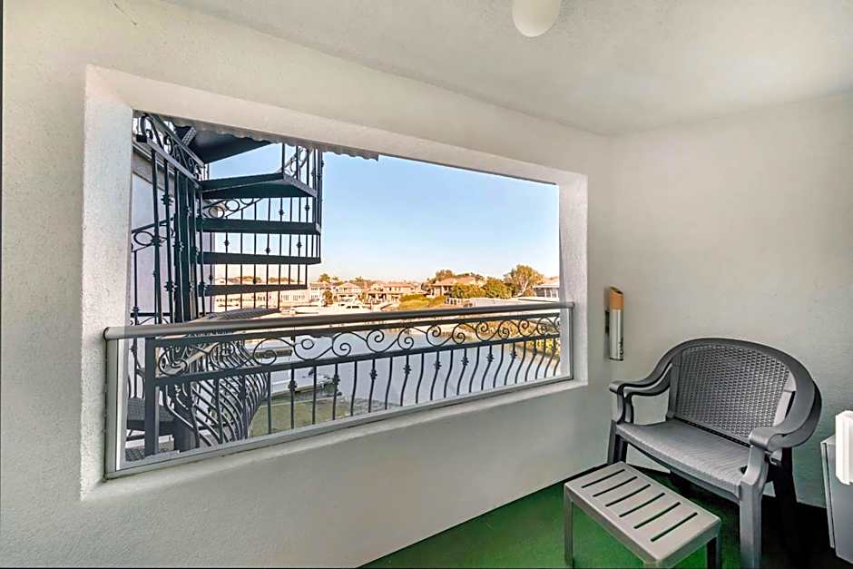 Best Western Harbour Inn & Suites Huntington - Sunset Beach