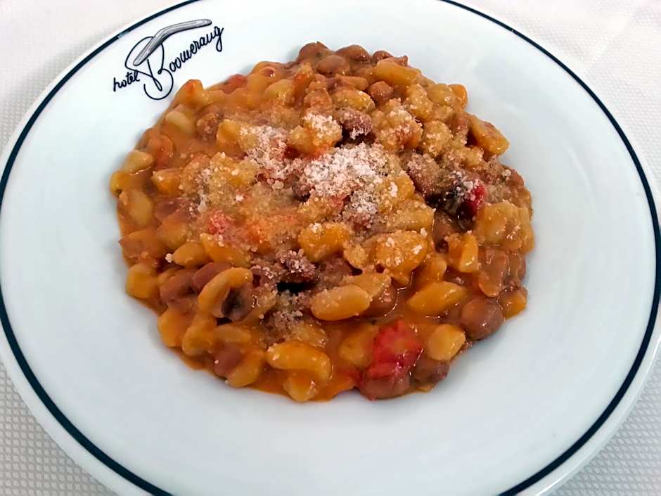 Hotel Boomerang - Check-in & Meals in front at hotel Sporting