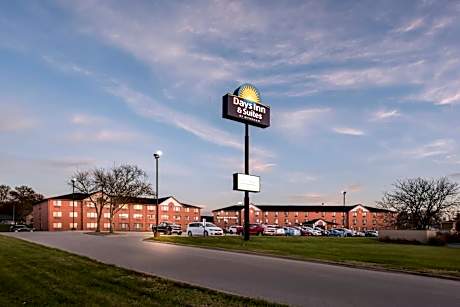 Days Inn & Suites by Wyndham Des Moines Airport