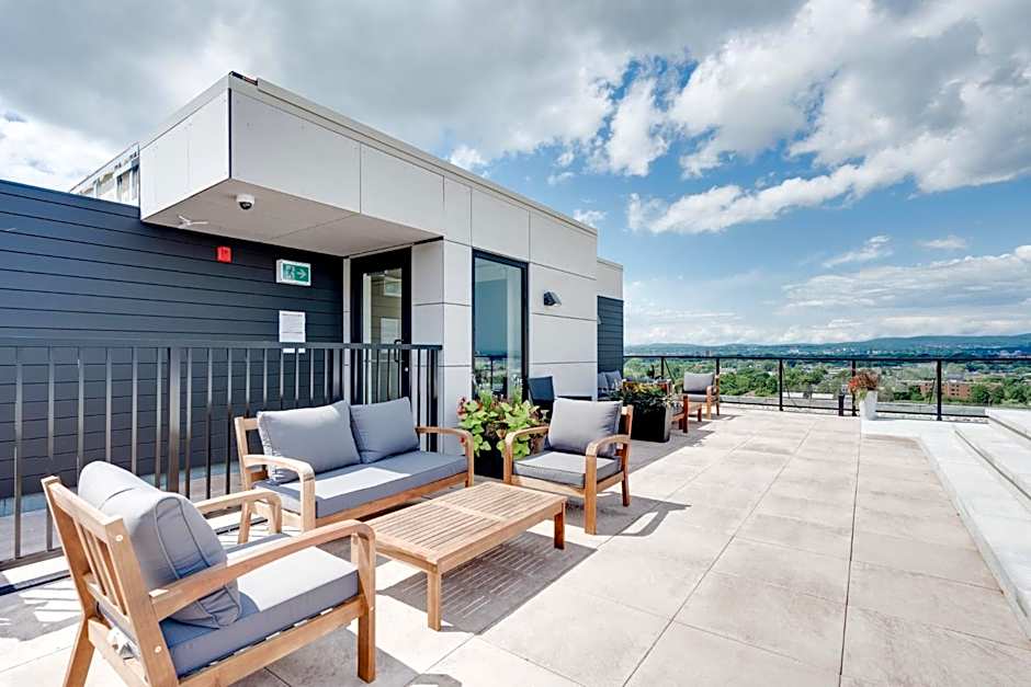 Initial-Matisse- Quebec-parking and pool