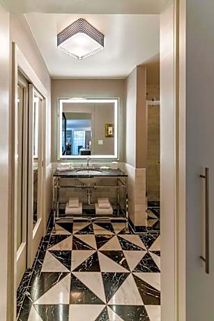 Premier 2 Queens Suite with Balcony