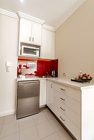 1 Queen Bed Non-Smoking Deluxe Room Balcony Kitchenette Wi-Fi Air-Conditioned