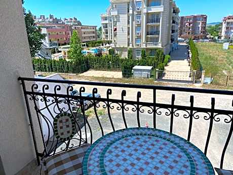 One-Bedroom Apartment with Park View