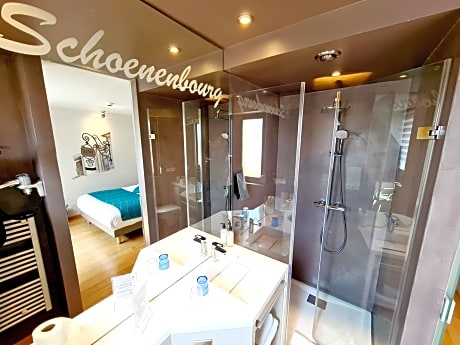 Standard Queen Room on ground floor with spa access